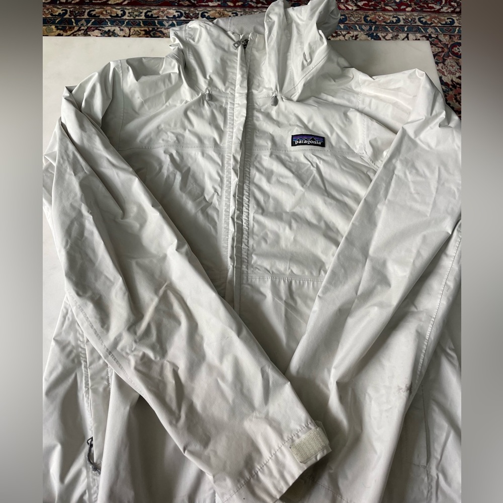 Women’s Patagonia light grey rain jacket